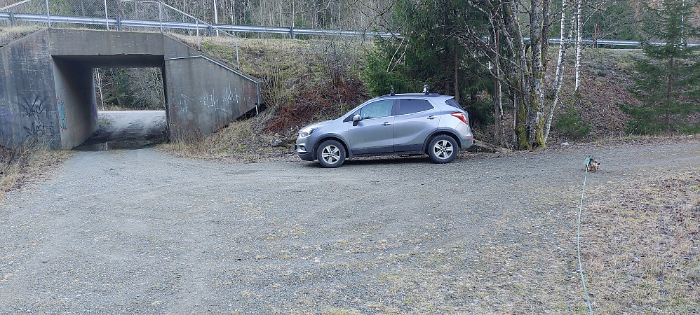 Parkering. Gamle E-18 bak.