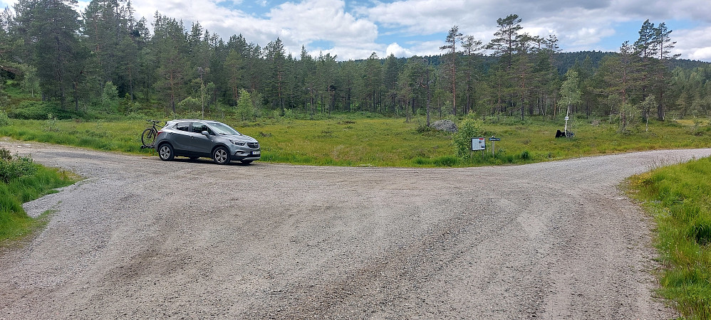 Romslig parkeringsplass. Grønfjell mot venstre og Vedlausfjell mot høyre