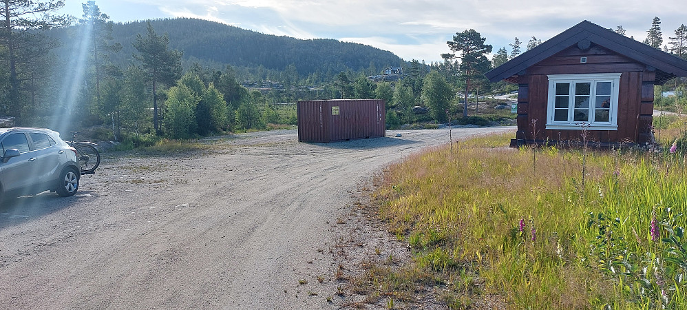 Stor parkeringsplass. Heimdalsnuten i bakgrunn