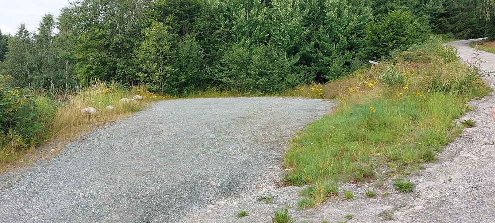Parkering. Stien fortsetter til venstre for huset oppe i bakken
