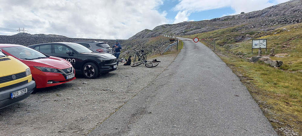 Parkering før bommen.
