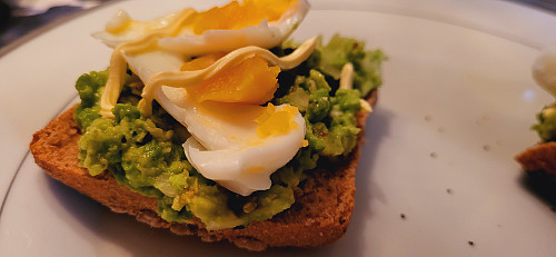 Søndagsmorgen med litt frokost mens vi ser på værmelding og kart. Kraftig vind fra sør i dag, da passer det å gå på nordsiden av høydedragene for å skjerme oss litt.