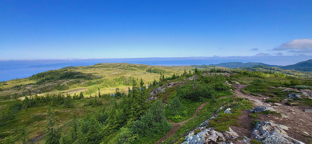 Utsikten fra Storheia, nordover mot Bosbergheia, Trondheimsfjorden og Stadsbygd (Indre Fosen) på andre siden.