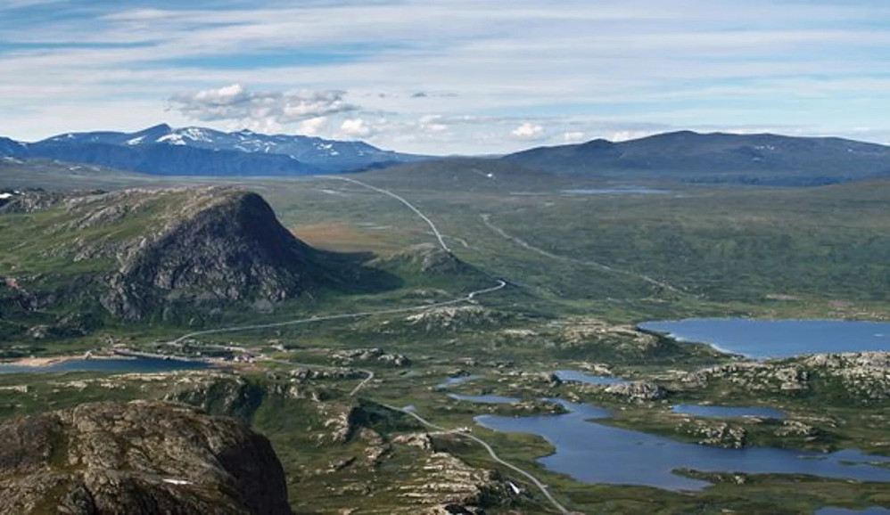 Nasjonal turistveg Valdresflye er 49 kilometer lang. Her utsikt over Valdresflye og Bitihorn nordvest for Beitostølen.
Foto: Werner Harstad / © Statens vegvesen