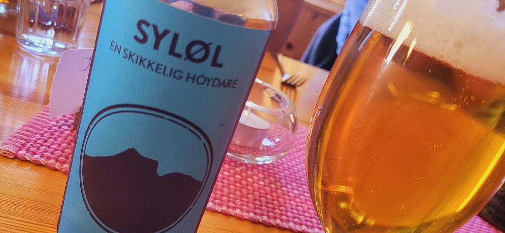 Vel nede på Turistforeningshytta, ble det en velfortjent middag med nogo attåt.. En skikkelig Høydare var det..