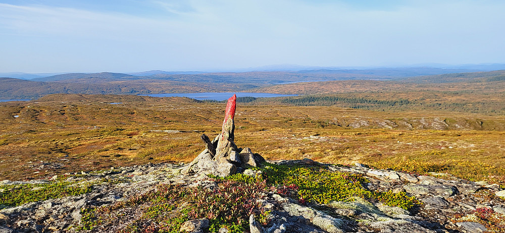 Parkeringa med bilen på andre siden av vannet.. (På den røde spissen på steinen)