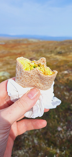 Kyllingbiter, salat og karridressing i Tortilla.. Himmelsk..