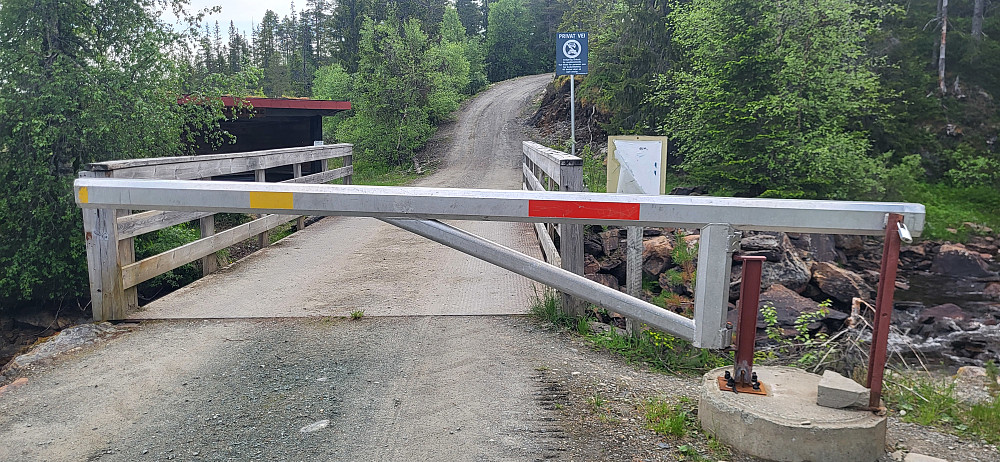 Skikkelig bom ved parkeringa, den er kun for hyttefolket..