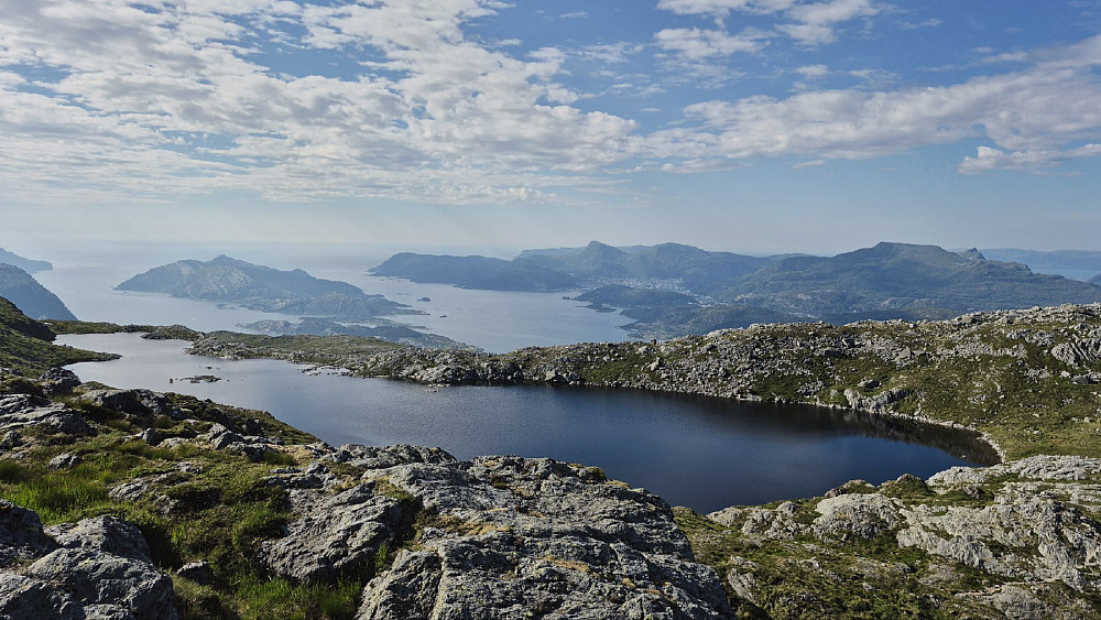 Bak til høyre ser vi Måløy..