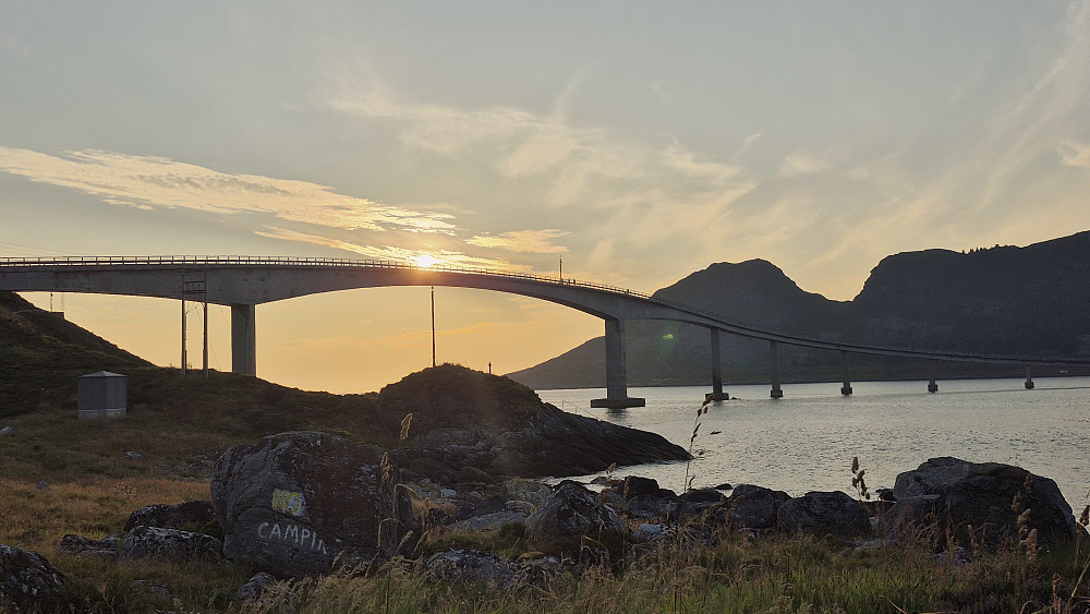 Utsikten fra middagsbordet... Rundebroen over til Runde.. 