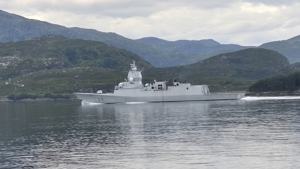 Vi ble akterutseilt av fregatten KNM «Thor Heyerdahl» (F314), som patruljerte fjorden.. Uka etter så jeg den i Trondheimsfjorden..