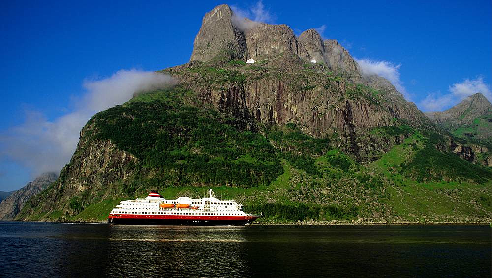 Her ser vi Hornelen fra den bratteste siden.. Fotograf: © Rolf M.Sørensen 