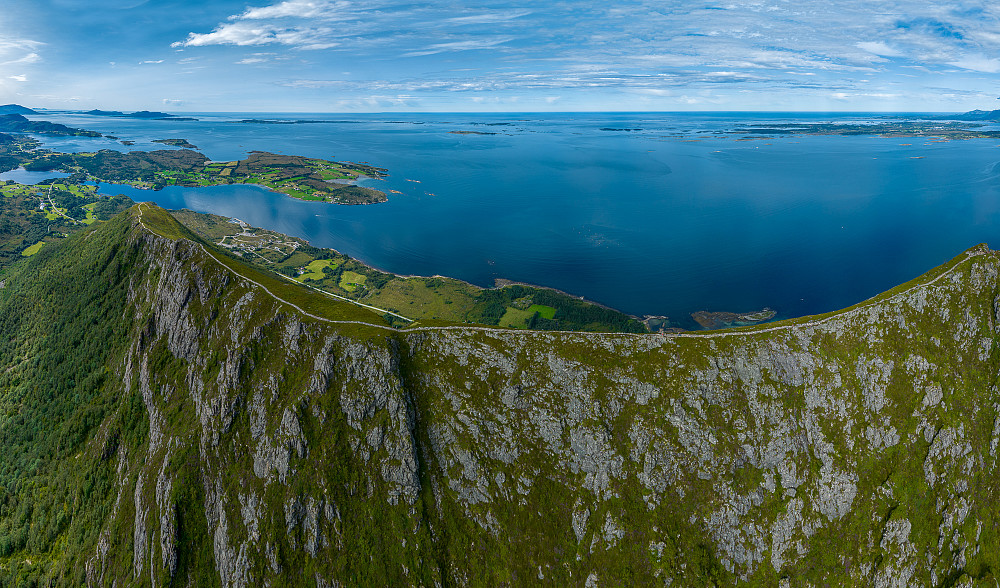 Tilsammen i Misund, er mer enn 10.000 steintrinn lagt ut for å beskytte og naturen mot slitasje. © Øyvind Kåre Sunde (Oksfoto.no)