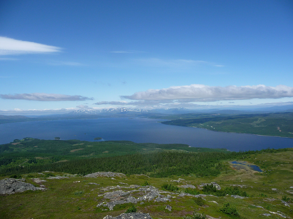Utsikt fra toppen mot Kallsjøen og de Svenske Skjækerfjella