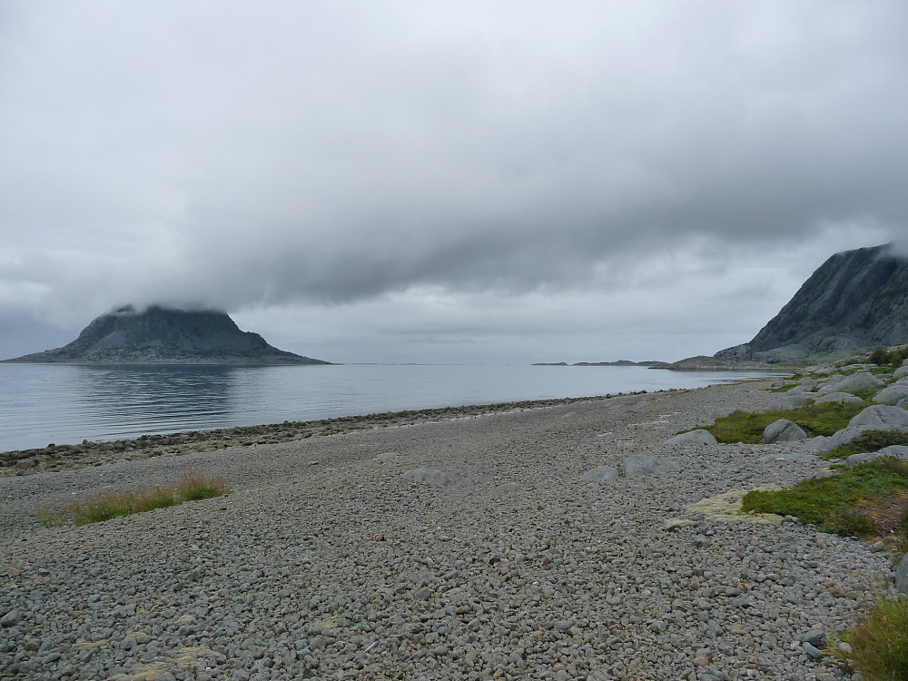 Rullesteinsfjæra med Søla i bakgrunnen