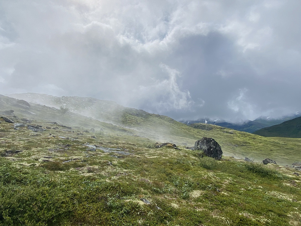 Tåka lå over toppene stort sett hele tiden