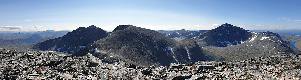 Bilde tatt fra Digerronden, sett mot Midtrondene. Man ser Høgronden bak disse rondene, og Rondslottet på høyre side