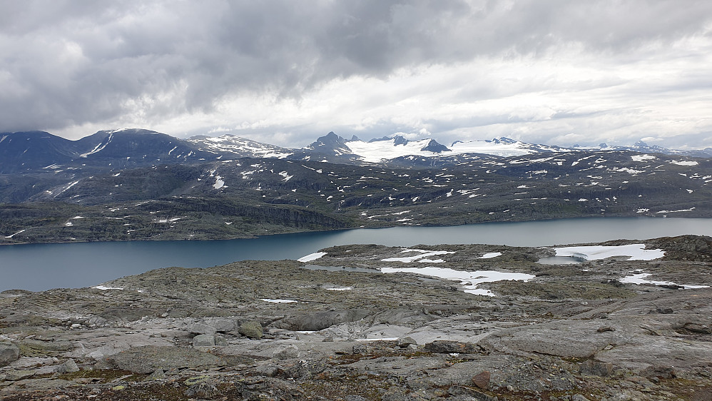 Smørstabbmassivet, med Storevatnet i forgrunnen