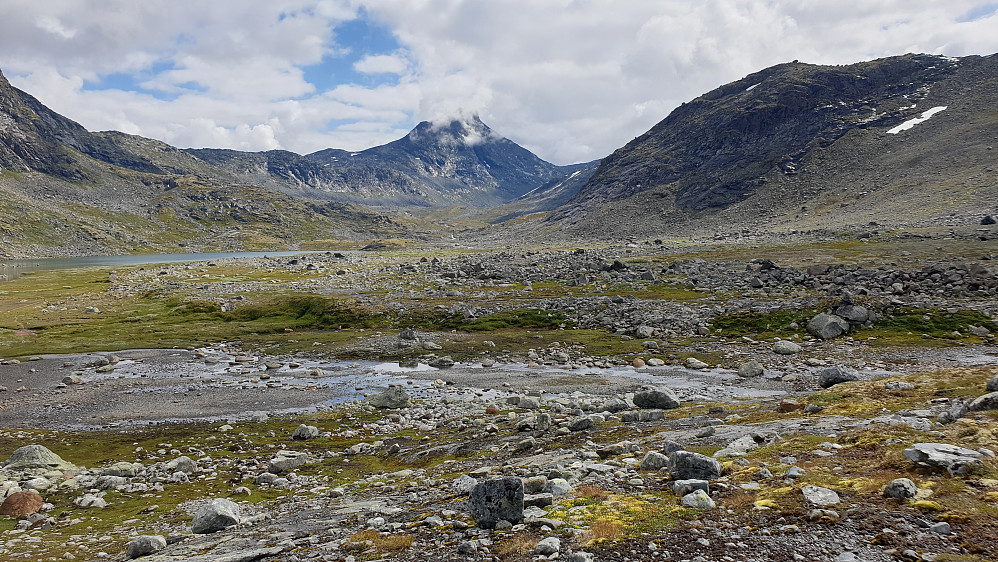 Mjølkedalstinden i tåke