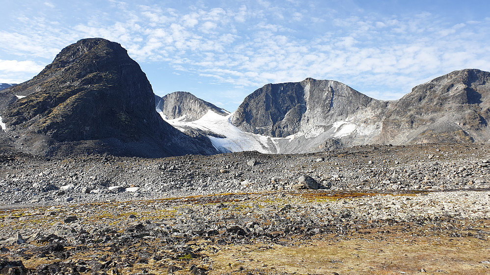 Grotbreahesten, Dronningje, Trollstein-Rundhøe og Svartholshøe, sett fra Trollsteinkvelven