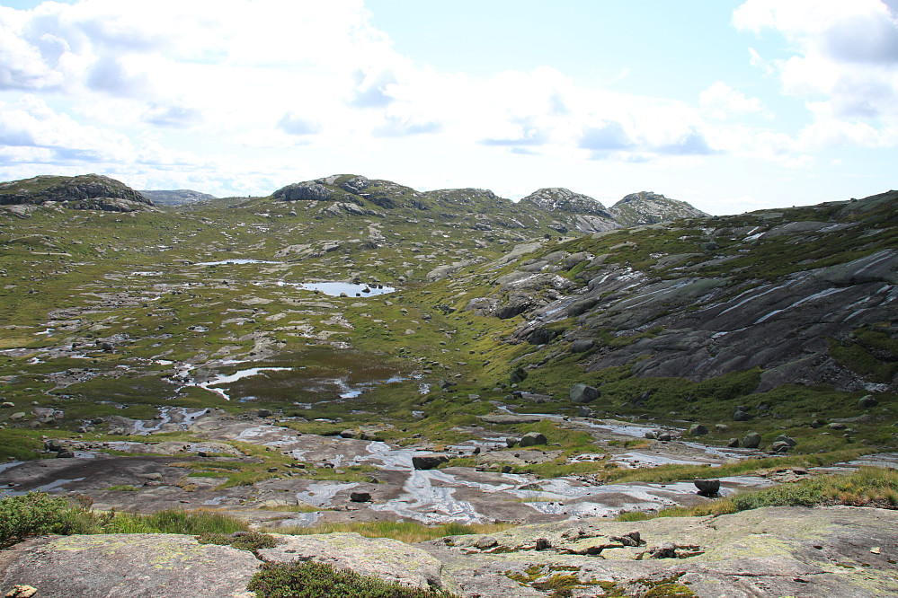 Blåknuten, veien til Finndalen i skaret til venstre