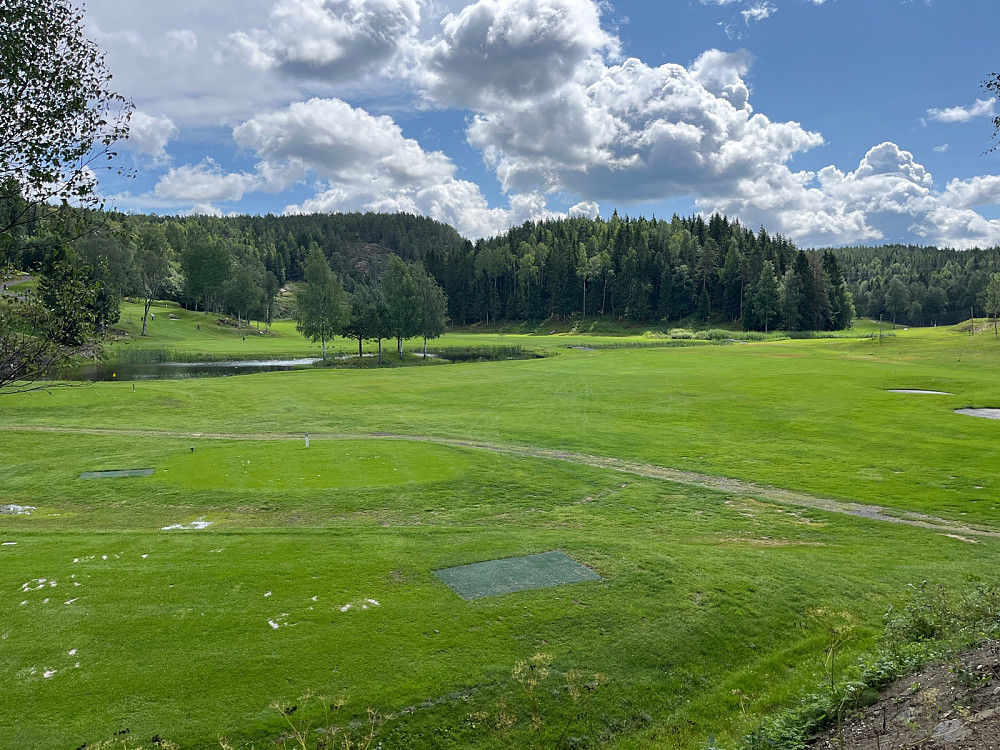 Golfbanen med Smiåsen til høyre og Sagstuåsen til venstre