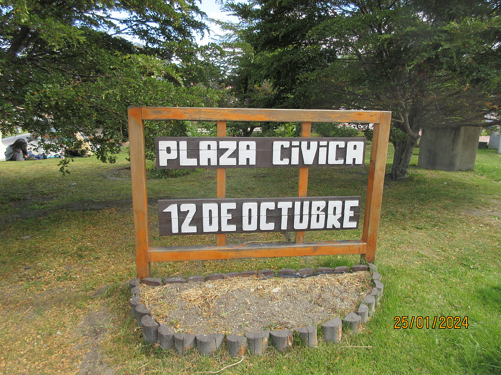 Plaza Civica, https://www.ushuaia-info.com.ar/articulos/plaza-civica-12-de-octubre.php