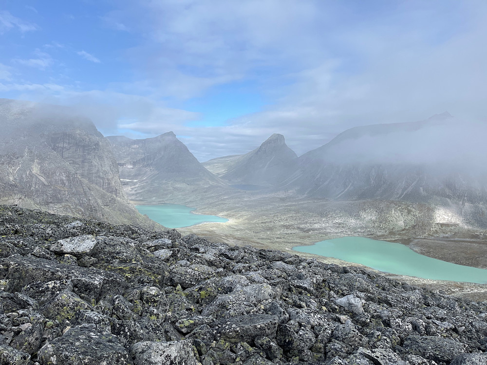 Tåka lettet på vei oppover bratta (utsikt mot Vesttoppen, Larstind og Langvasstind)