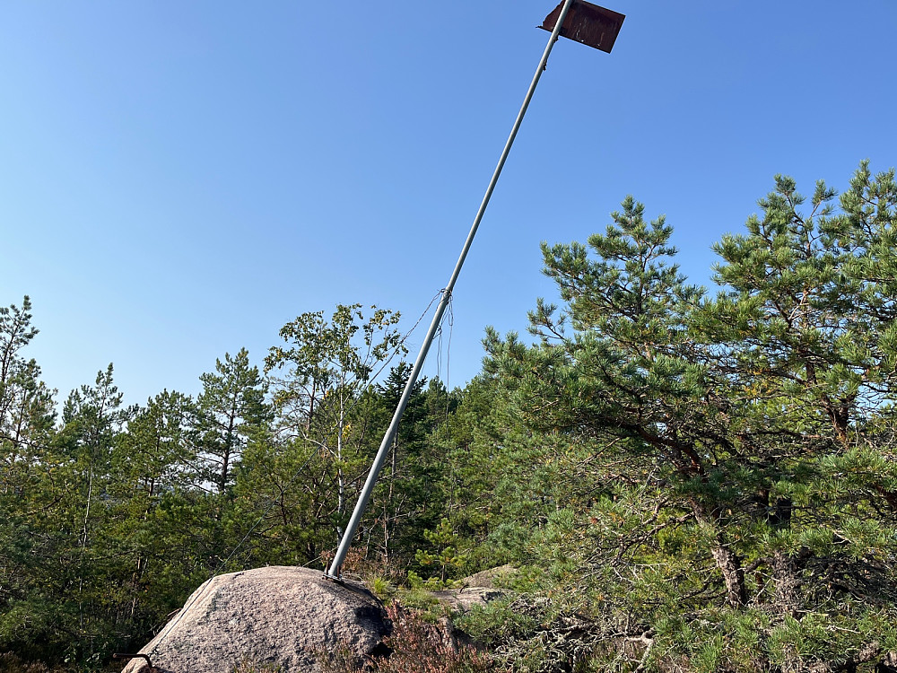 Midtre Raudholmen med stake på toppen