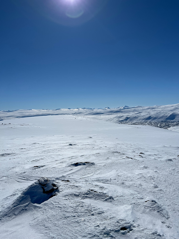 Tverrådalskyrkja, Tundradalskyrkja, Holåtindene nærmest. Store Ringstind og Austanbotntind langt bak i bildet.