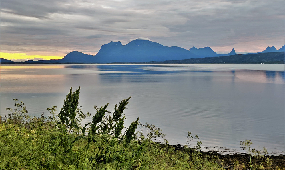 Mot Hamarøy. Hararøyskaftet til venstre. 