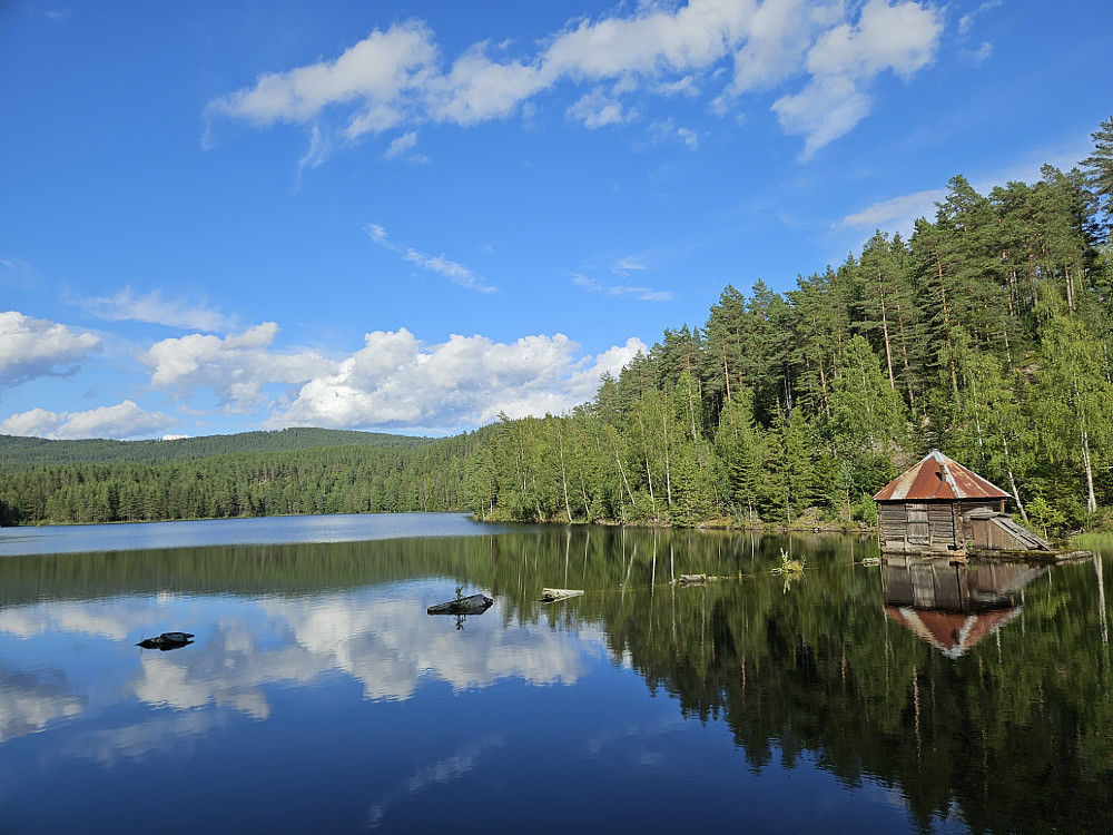 Nabovannet Lystjern. Spor av gammel demning og damhus. 