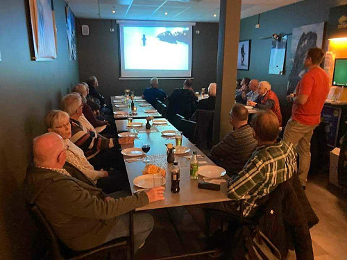 Ingve forteller til en lydhør forsamling. 