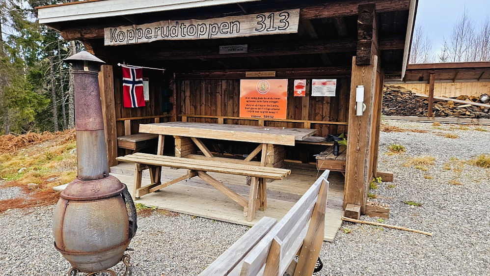 Trivelig gapahug på toppen. Til og med en kikkert der til låns