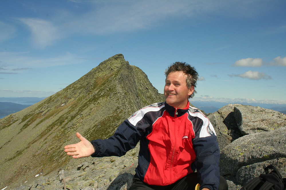 Jan-Erik på toppen, posering foran Geitadalstind