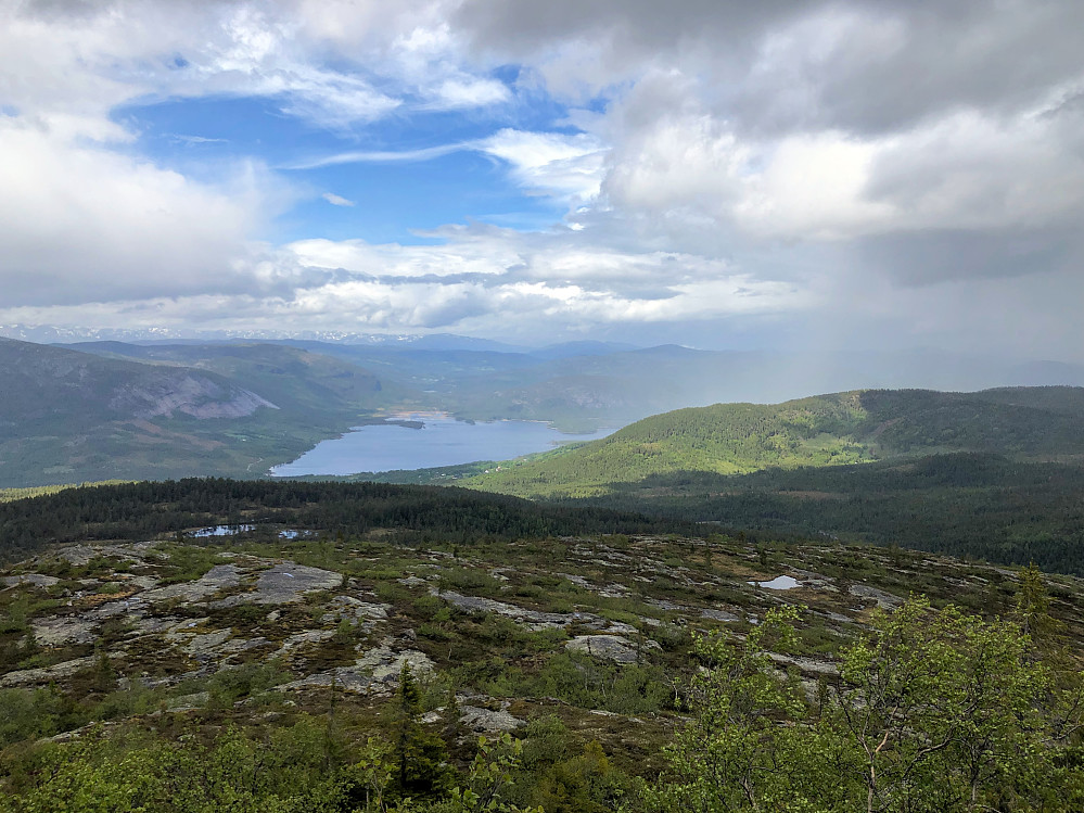 På vei til Roan. Utsikt vestover mot Skrevatn.