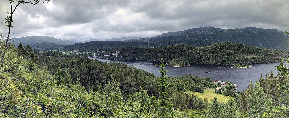 Utsikt mot Foldabrua og den for lengst nedlagte Follakroa. Fjell fra venstre: Grønlandsfjellet, Storfjellet (Bindal), Holandsfjellet