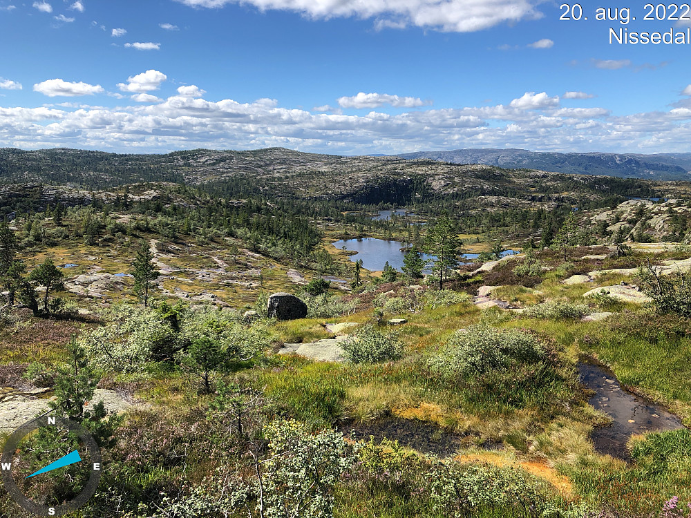 Utsikt fra lia nedenfor Sigridtjønnfjell, mot neste mål, Hjasufsknatten. Bak til høyre: Kronfjell.