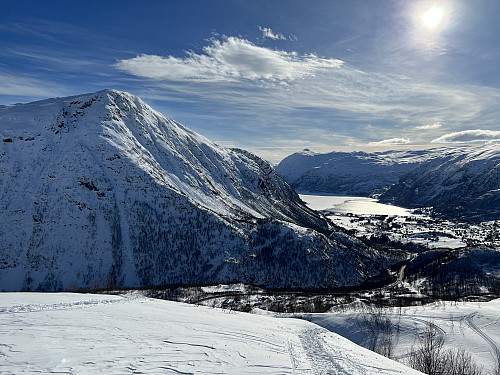 Utsikt mot Fjetlandsnuten og Røldal. Såta midt i bildet.