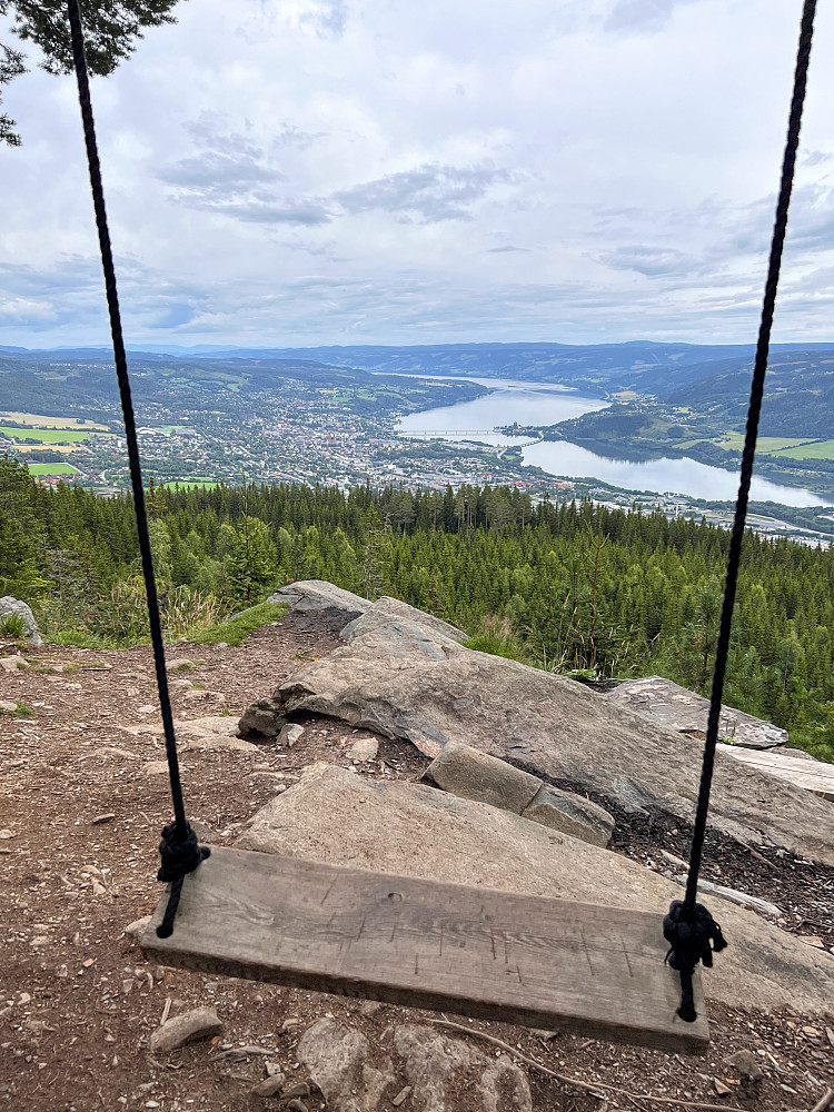 Flott utsikt mot Lillehammer, fra huske som var solid festet i stålbjelke