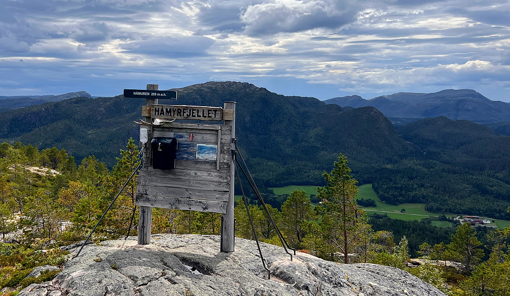 Håmuren, Bangsund. Utsikt sørøver mot Ellevklumpan. Taggen til venstre er Djupvassklubben. Reinfjellet til høyre bak.