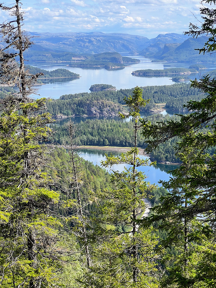Fra Spjøtneshatten, mot Blikkengfjorden og brua over Vetterhusstraumen