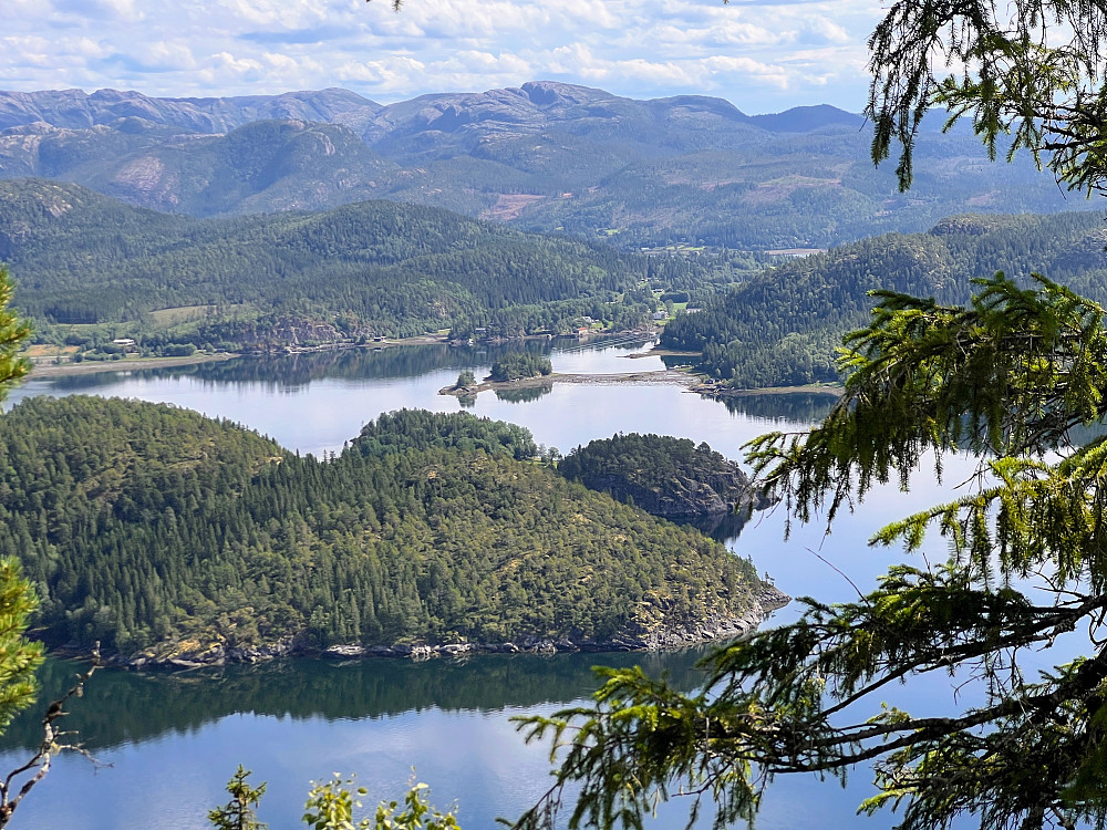 Utsikt østover fra Spjøtneshatten. Fuglliseteråsen/Flintsteinfjellet midt i bildet bak.