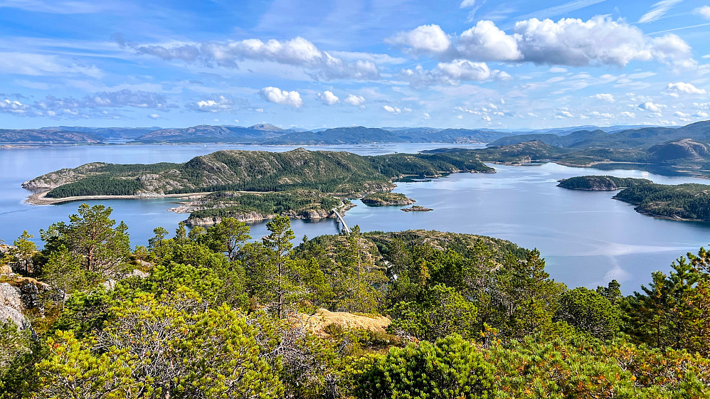 Fra østsida av Sminesfjellet mot Lund og Fjærangen. Mølnfjellet (436) og Skjolden (606) til høyre for Korsnesstraumen.