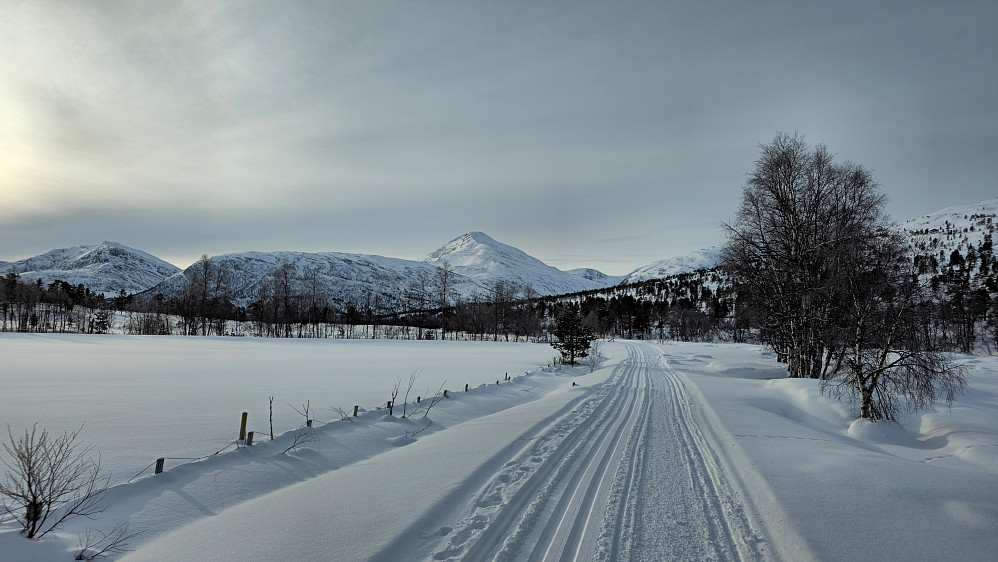 Dagens turmål blir synlig når man kommer lenger inn i dalen.