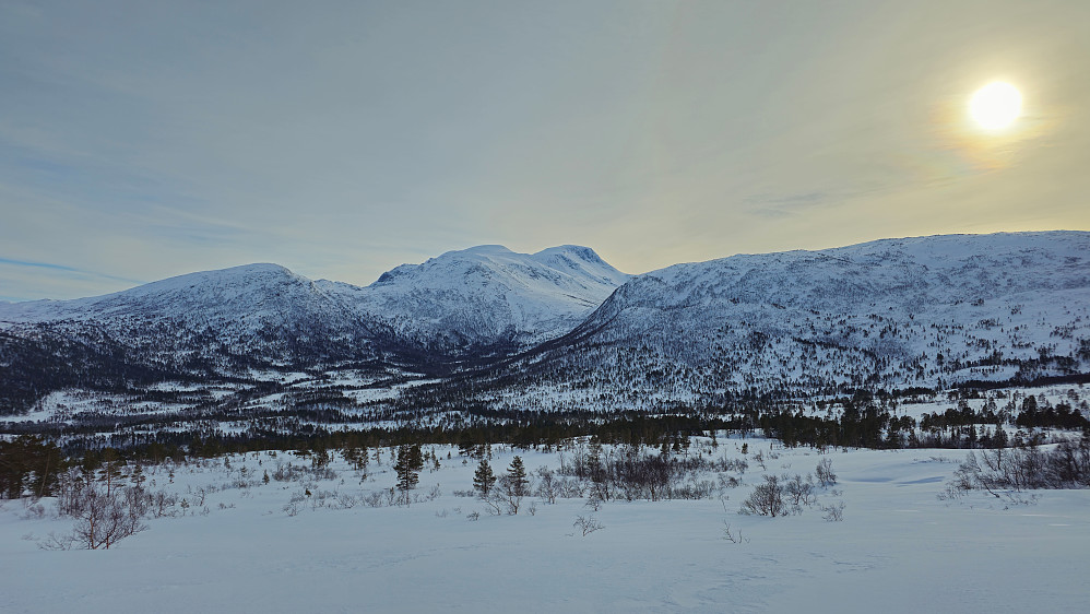 Majestetiske Snota midt i bildet. Styggelifjellet til høyre.