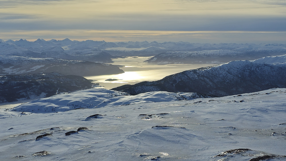 Kjært barn har mange navn. Trongfjorden, Hamnesfjorden og Stangvikfjorden. Vargøya er synlig.