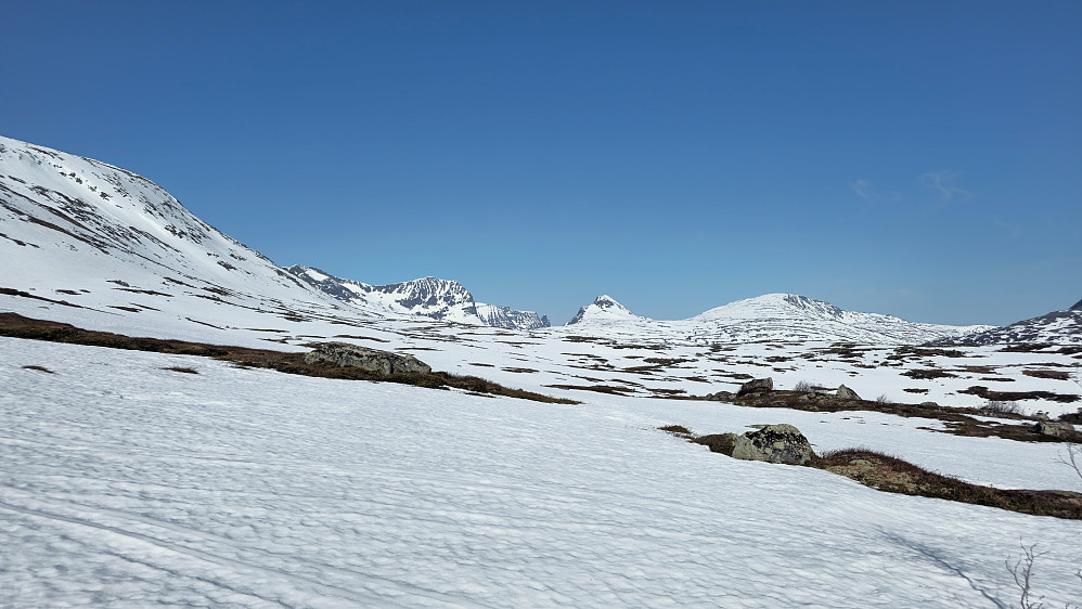 Innerdalstopper stikker frem på vei opp mot Grugguskaret.