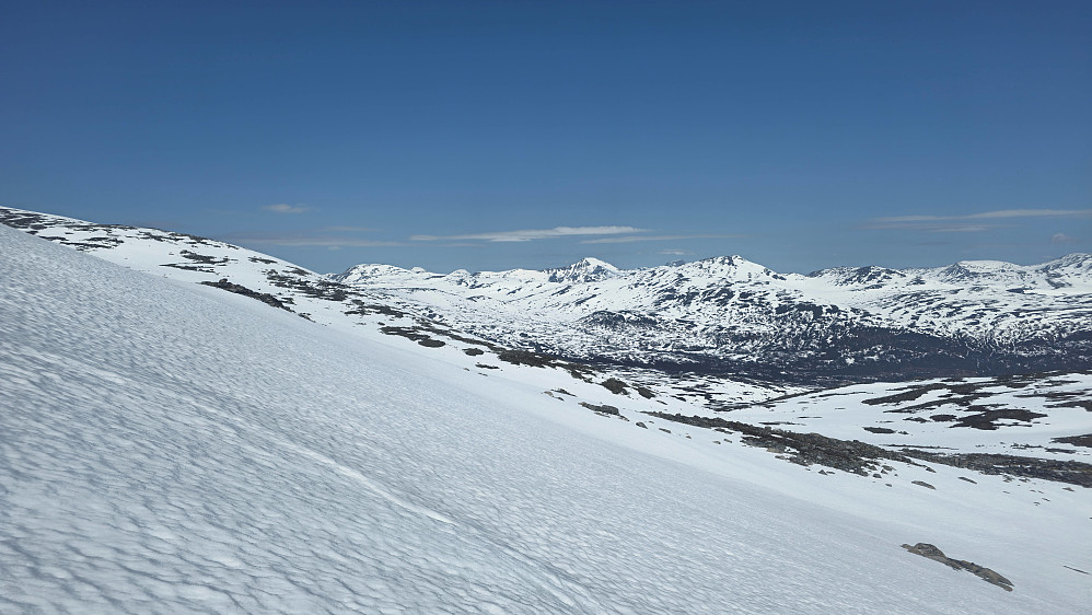 Utsikt ned mot Storlia. Mengden snø har minket betydelig på den uken som har gått siden forrige tur.