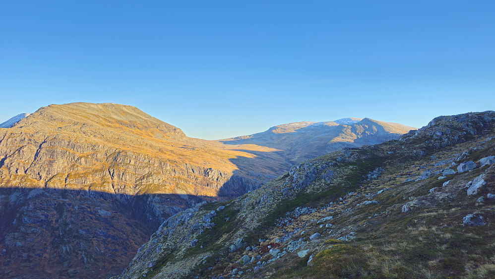 Tverråbotnfjellet og Strankåbotnfjellet sett fra stien opp til Kvannjolfjellet.